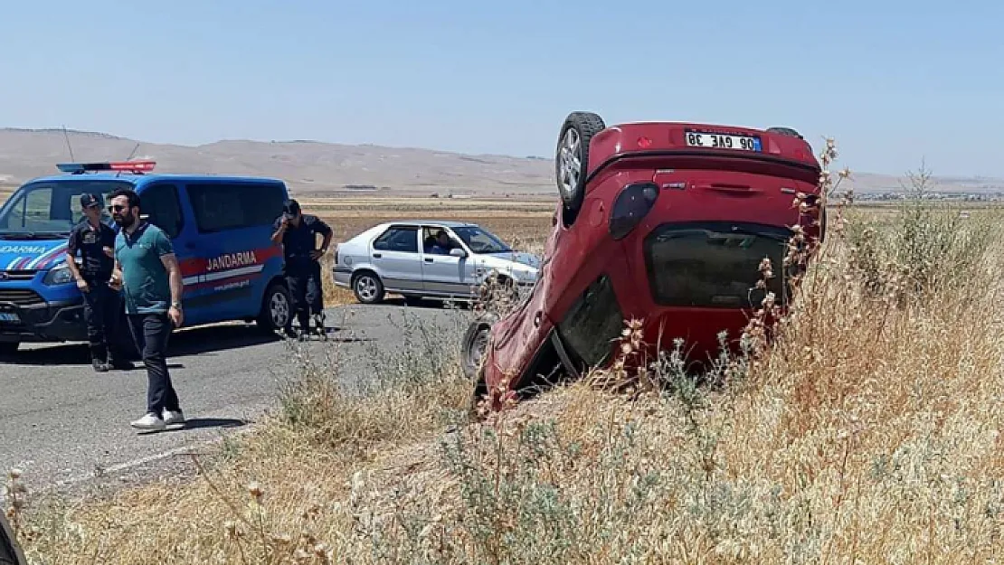 Öğretmenlerin bulunduğu otomobil ile öğrenci minibüsü çarpıştı