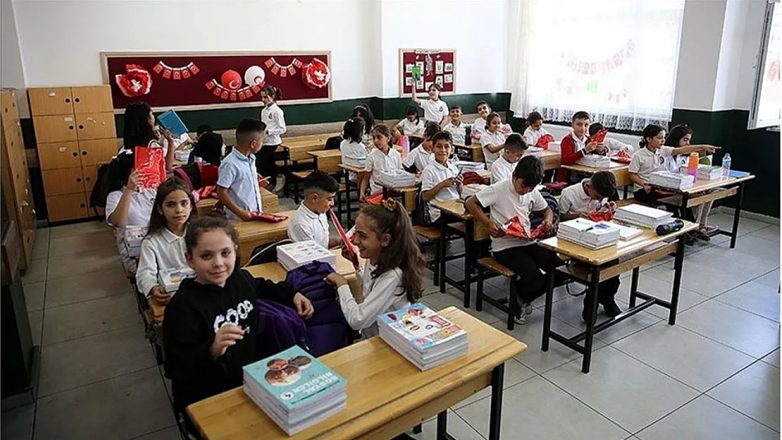 Okullarda Yeni Dönem: Tek Tip Forma Geliyor! 4 Yıl Boyunca Değişmeyecek