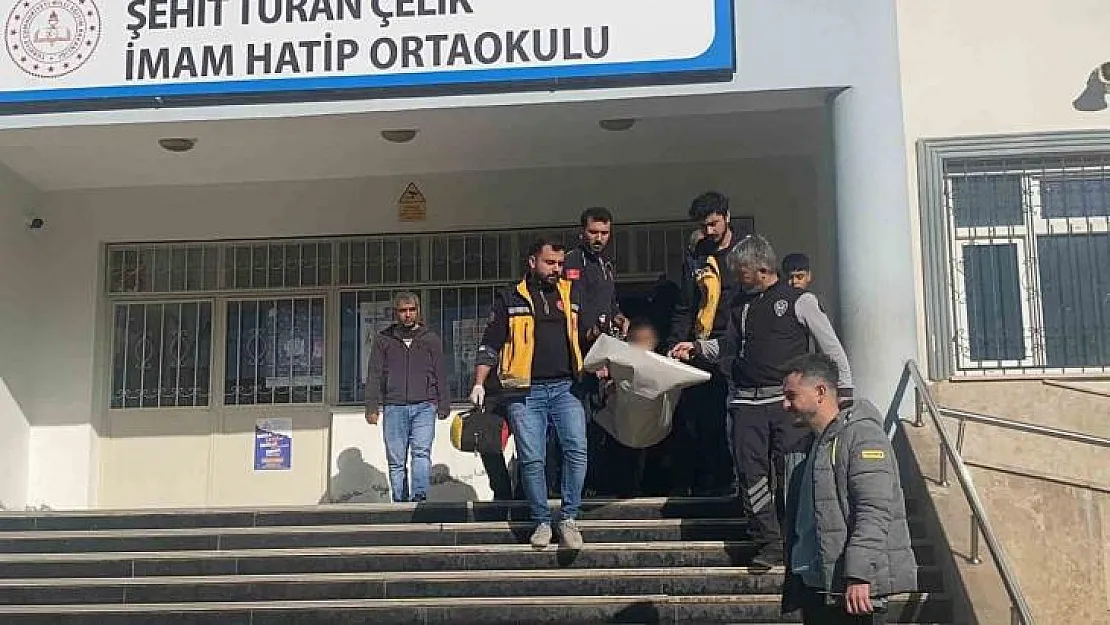 Ortaokul öğrencisi okulda bıçaklandı