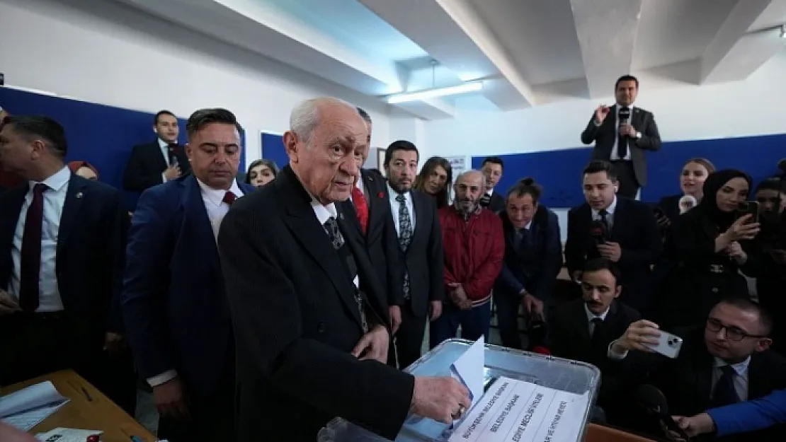 Oy kullanan Bahçeli'nin yüzündeki şişkinlik ve morluklar merak konusu oldu