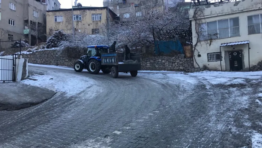 Pervari'de Ekipler, Buzlanan Yollarda Tuzlama Çalışması Yapıyor