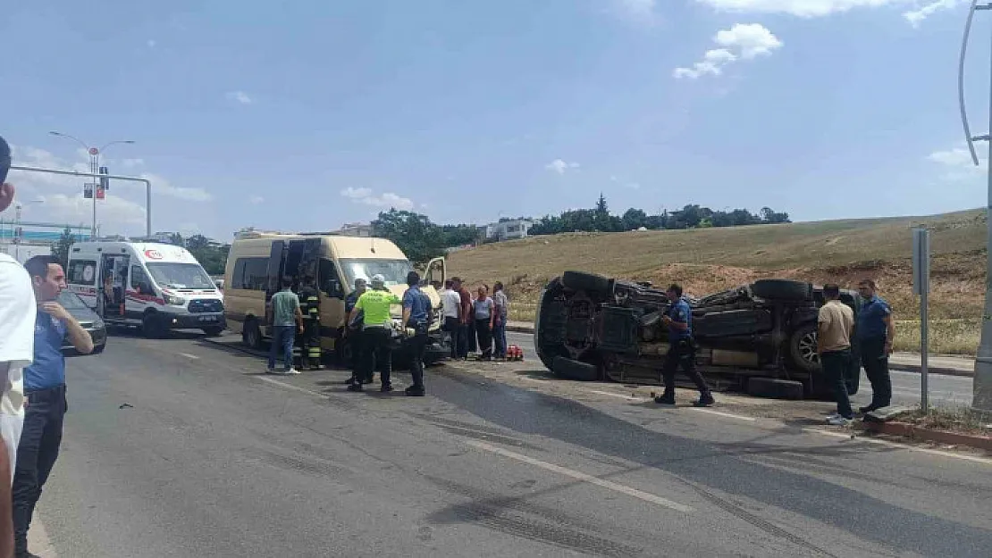 Pikap ile yolcu minibüsü çarpıştı: 1 yaralı