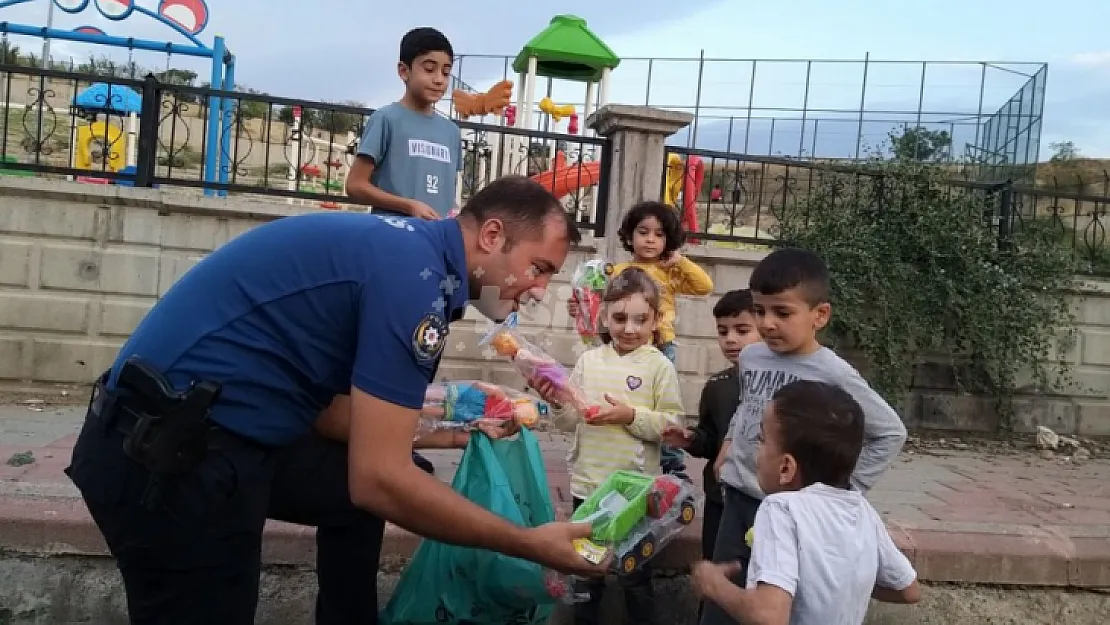 Polis Memuru Dağıttığı Oyuncaklarla Siirtli Çocukları Sevindirdi