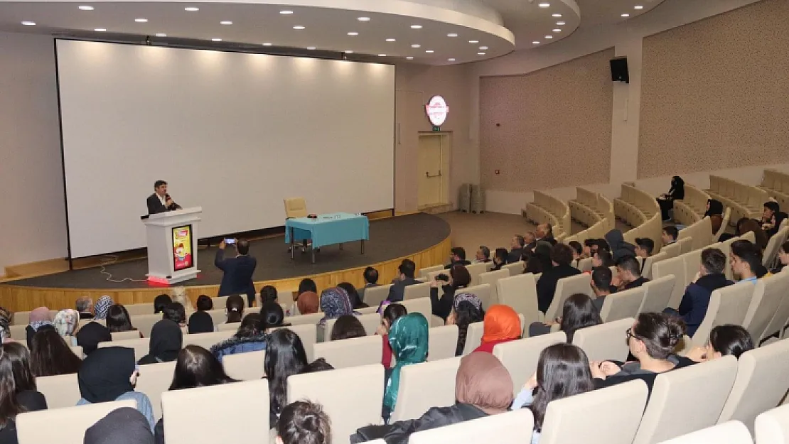 Prof. Dr. Yasin Aktay'dan Konya'da 'İnsan İnsanın Ötekisidir' Adlı Konferans Verdi