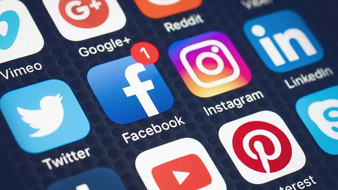 Türkiye'de Dedeler Facebook Torunlar İnstagram Kullanıyor