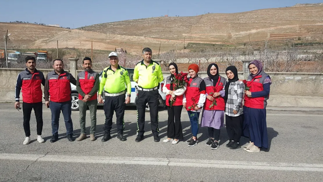 Sadaka Taşı Derneği Polislerin Gününü Kutladı