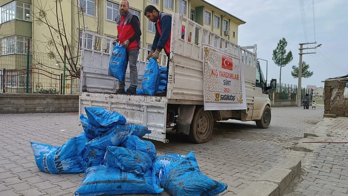 Sadakataşı Derneğinden Siirt'te 100 Aileye Kömür Yardımı 