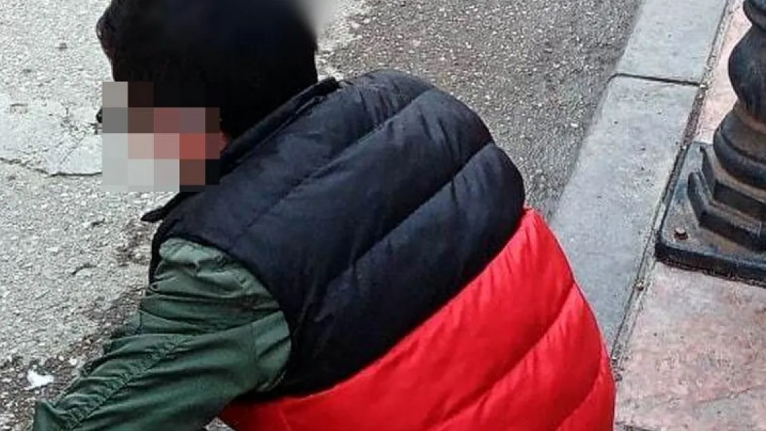 Fırlatılan bıçak başına saplandı! Çocuğu görenler şaşkına döndü