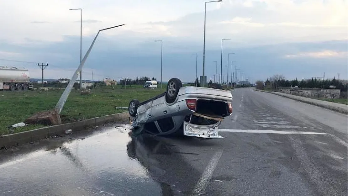 Sanayi kavşağında çarpışan iki araçtan biri takla attı: 2 yaralı