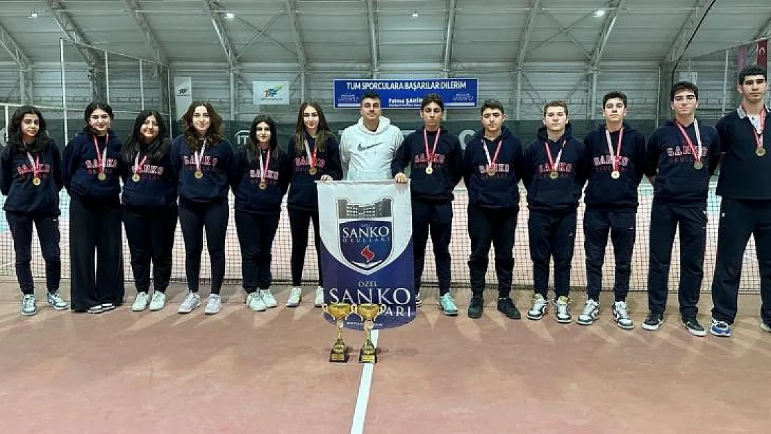 SANKO Okulları öğrencileri tenis yarışmasında il birincisi oldu