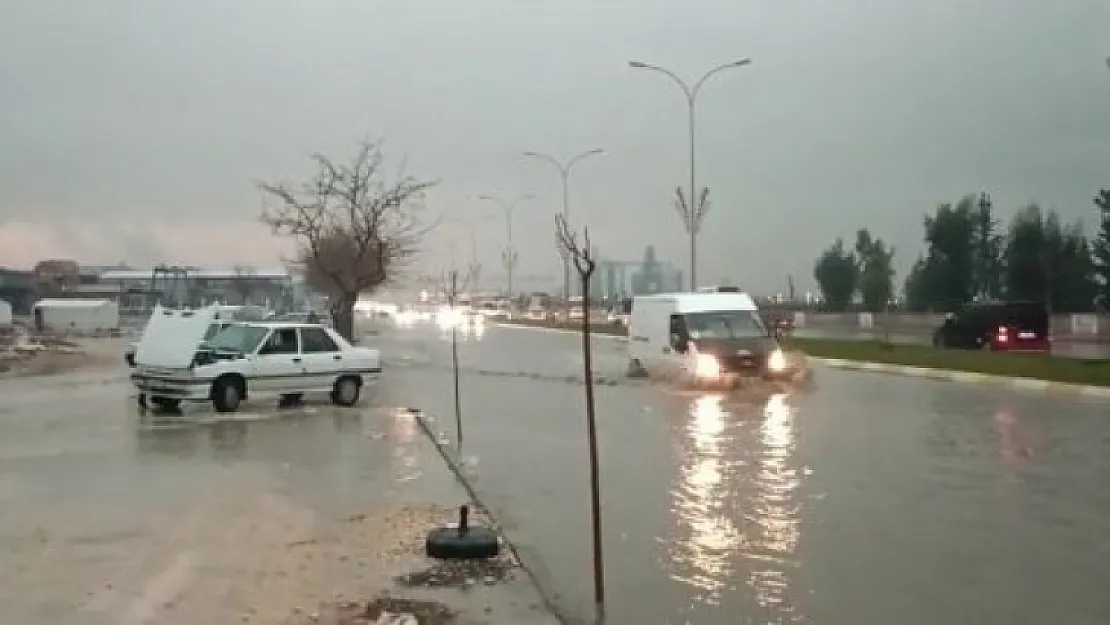 Şanlıurfa Sele Teslim Oldu Hastane Acil Servisini Su Bastı, Okullar Tatil Edildi