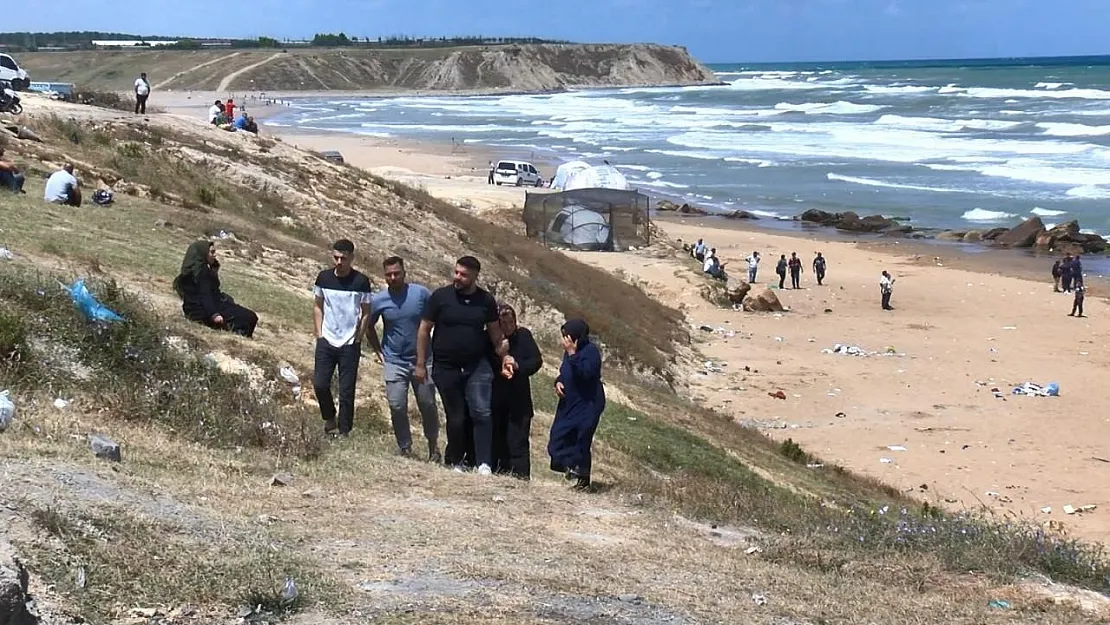 Sarıyer'de Denize Giren İki Siirtli Genç Dalgalara Kapılarak Kayboldu