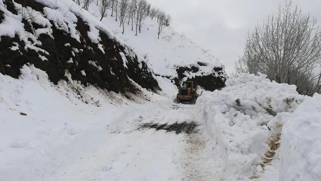 Sason'da kar kaplı yollar 3 gün sonra ulaşıma açıldı