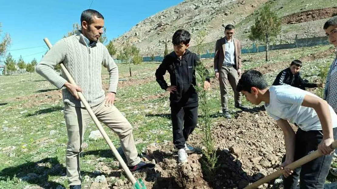 Sason'da öğretmen ve öğrenciler fidan dikimini geleneksel hale getirdi