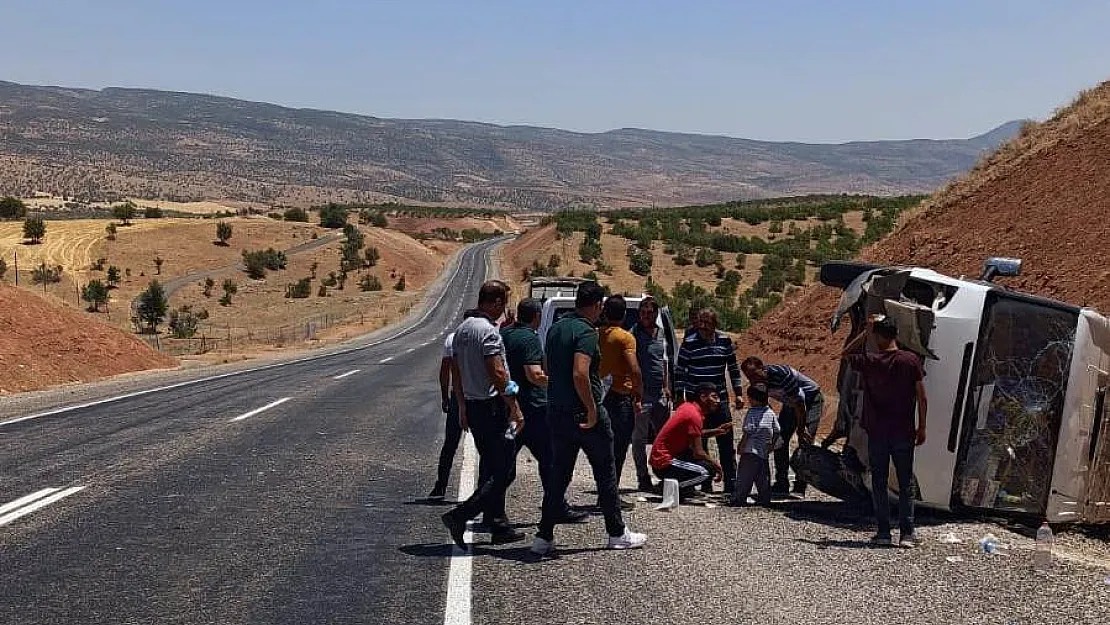 Siirt'te Minibus Devrildi: 2'si Çocuk 3 Yaralı