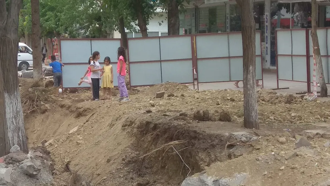 Güvenlik Önlemi Alınmayan Güres Caddesi'nde Çocukların Tehlikeli Oyunu!