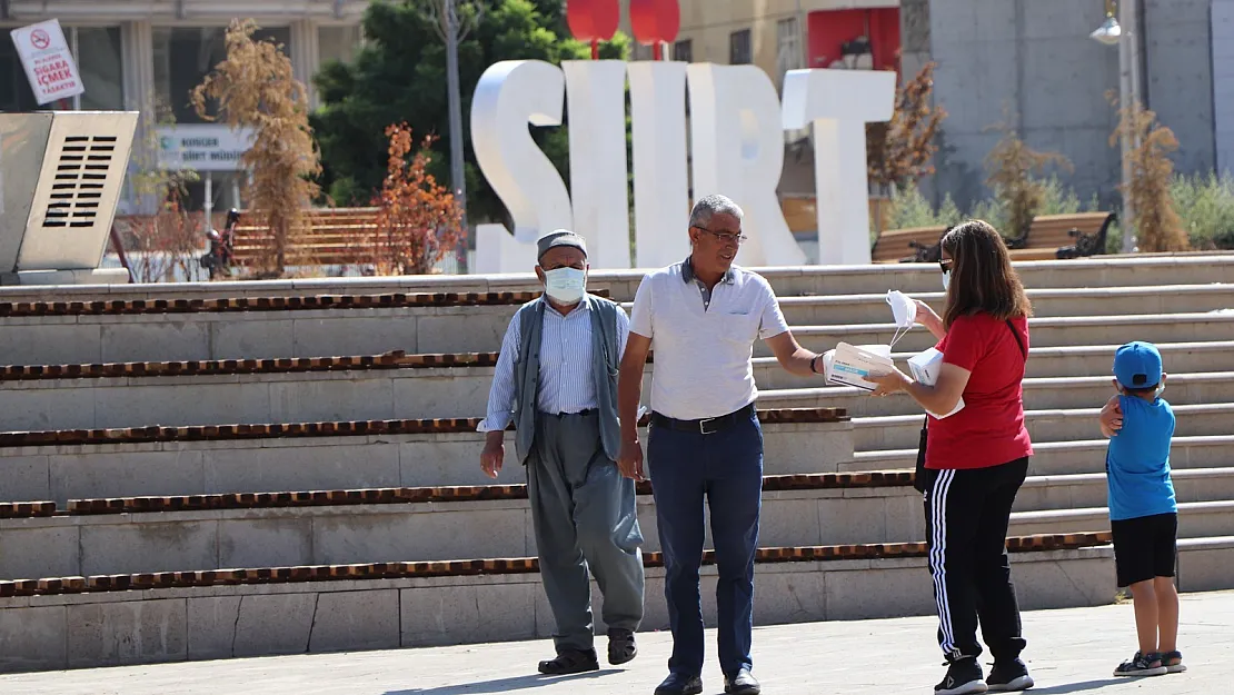 Siirt'te Gençlik ve Spor Müdürlüğü Ekipleri ve Gönüllü Gençler Maske Dağıtımı Yaptı