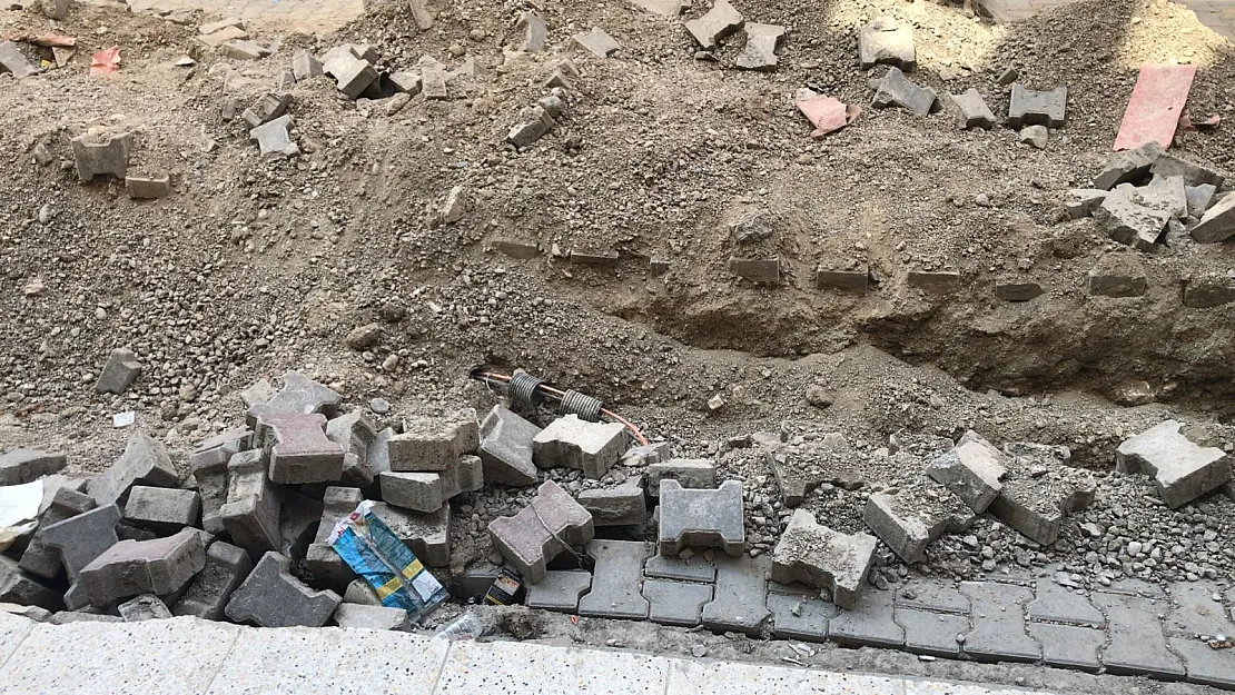 Siirt'te Kazılan Çukur Mahalle Sakinlerini Bezdirdi!