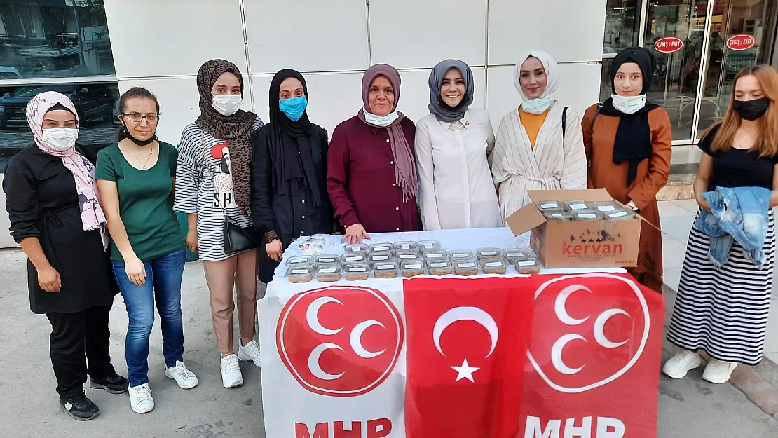 MHP Siirt Kadın Kollarından Vatandaşa Aşure İkramı