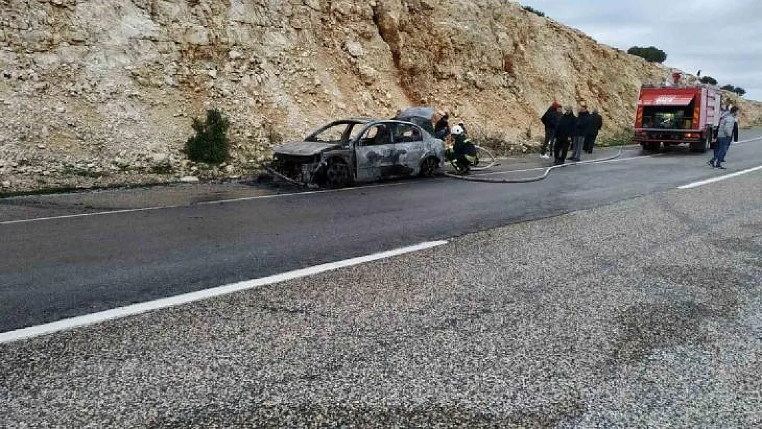 Seyir halindeki otomobil yandı, 5 kişi son anda dışarı çıktı