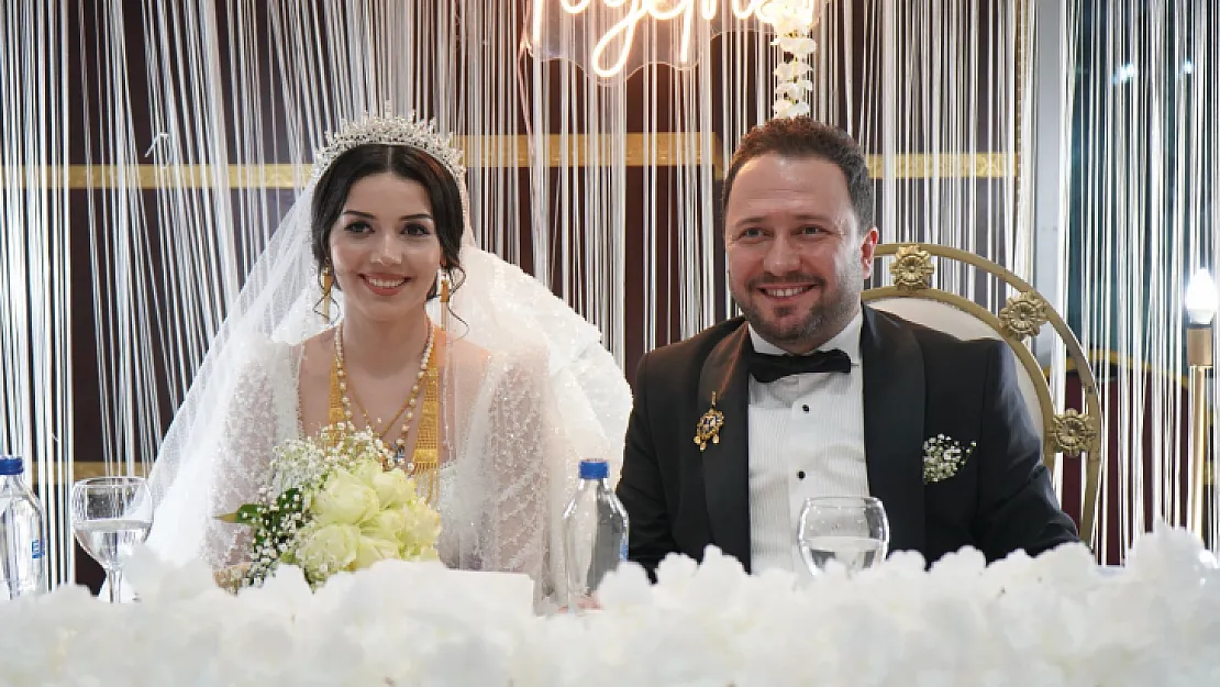 Siirt Aile ve Sosyal Hizmetler İl Müdürü Dünya Evine Girdi! Nikah Şahitliğini Bakan Özdemir Göktaş Yaptı