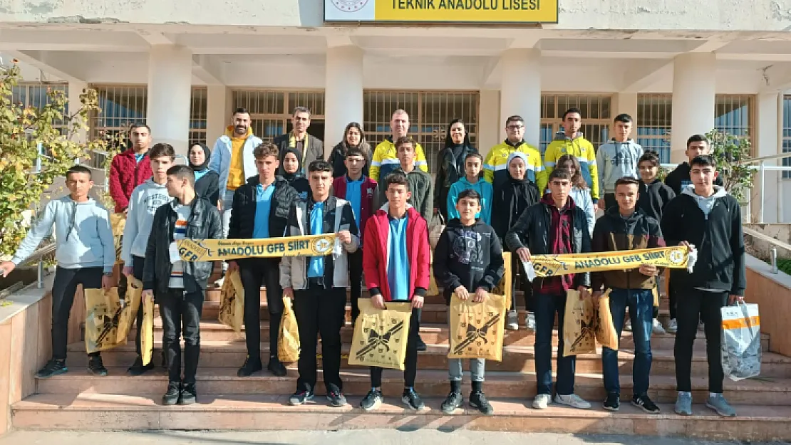 Siirt Anadolu Genç Fenerbahçeliler Taraftar Grubundan Başarılı Öğrencilere Hediye