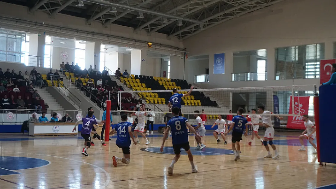 Siirt Belediye Spor Güçlü Rakibini 3-1 Mağlup Etti! Vali Kızılkaya Maçın Tamamını Salonda Takip Etti