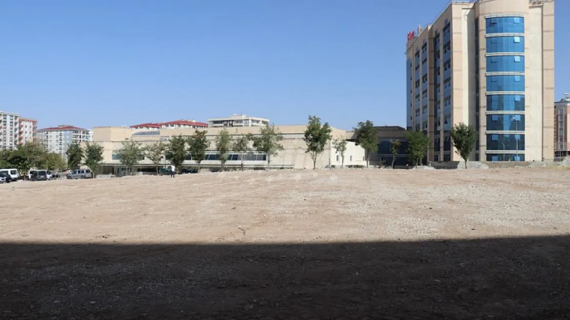 Siirt Belediyesi Atıl Durumda Olan İki Açık Alanı Otopark Yapıyor!