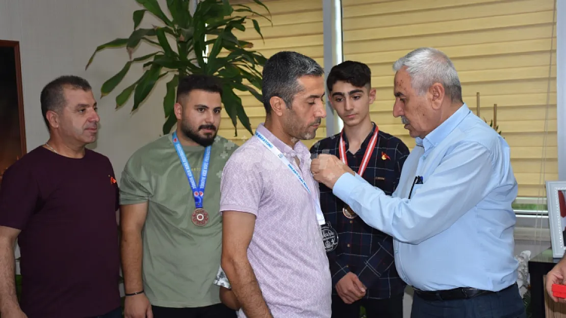 Siirt Belediyesi Başarılı Sporcuları Altınla Ödüllendirdi