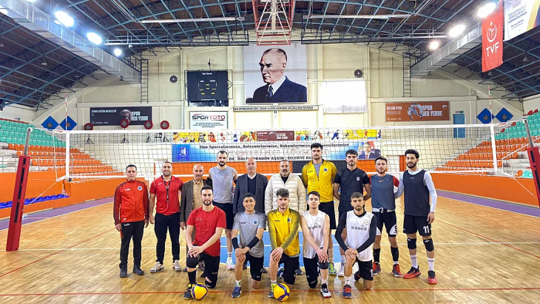Siirt Belediyesi erkek voleybol takımı hazırlıklarını sürdürüyor