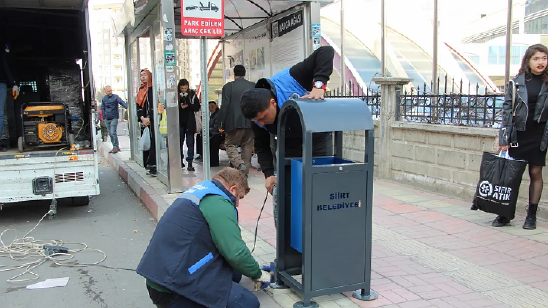 Siirt Belediyesi Eskiyen Çöp Kutularını Modern Tasarımlı Çöp Kovalarıyla Yeniledi