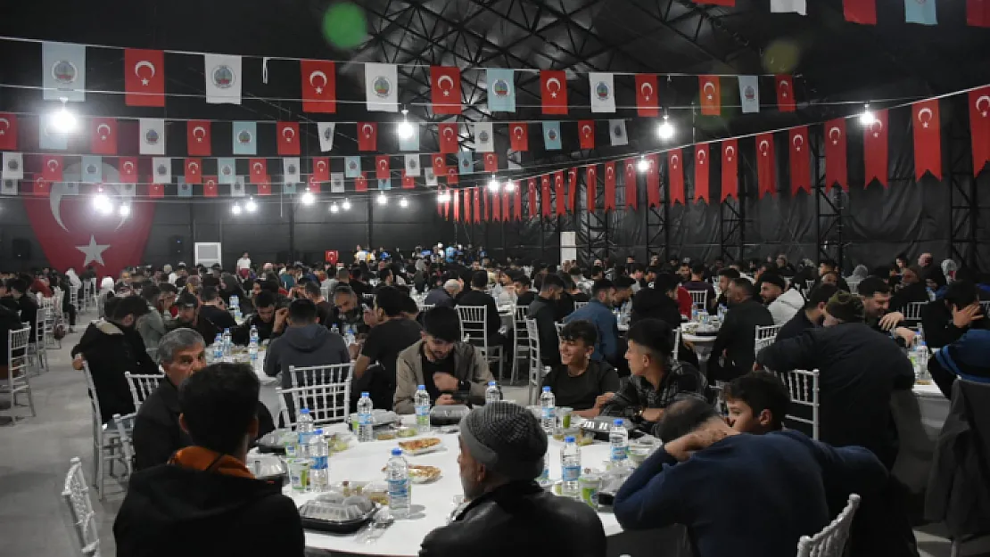 Siirt Belediyesi İftar Çadırı İlk Gün Binlerce Vatandaşı Ağırladı!