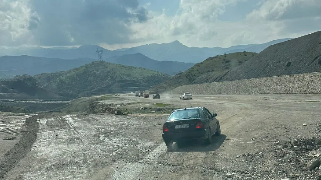 Siirt-Bitlis Karayolunda Heyelan! Araçlar Yolda Mahsur Kaldı