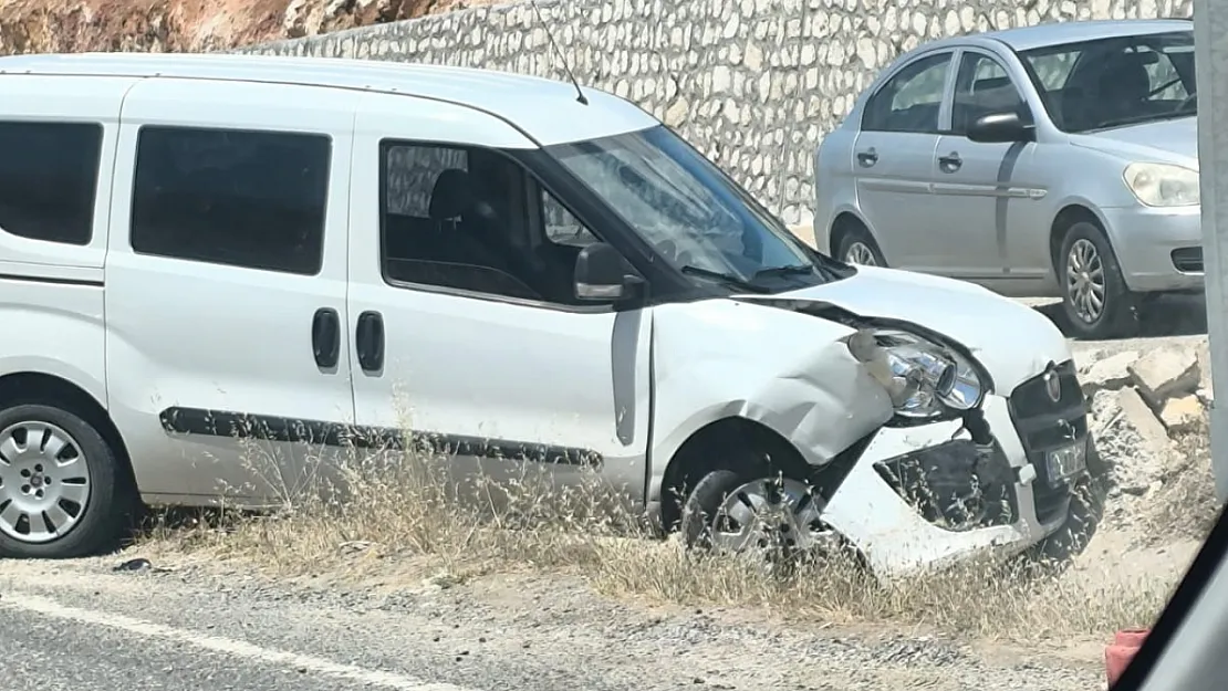 Siirt Çevre Yolunda Maddi Hasarlı Trafik Kazası