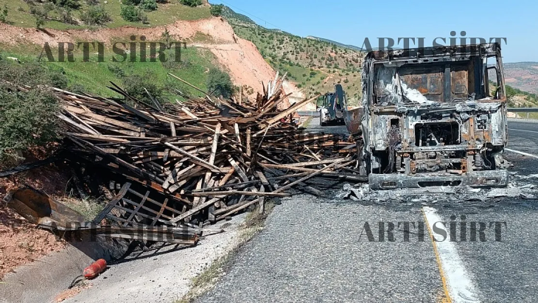 Siirt'te Kereste Yüklü TIR 8 Saat Boyunca Yandı: Araç Küle Döndü 