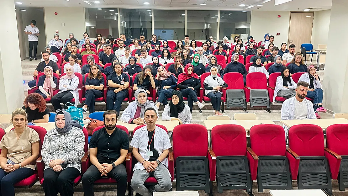 Siirt Eğitim ve Araştırma Hastanesi'nde Stajyerlere Uyum Eğitimi Verildi