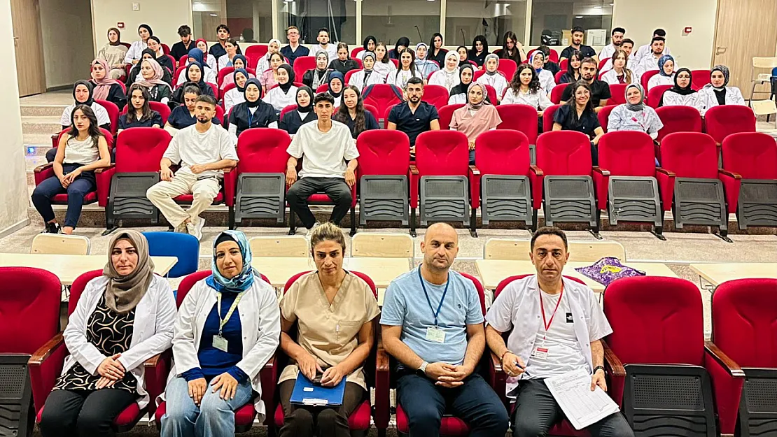 Siirt Eğitim ve Araştırma Hastanesi'nde Stajyerlere İşbaşı Uyum Eğitimi Verildi