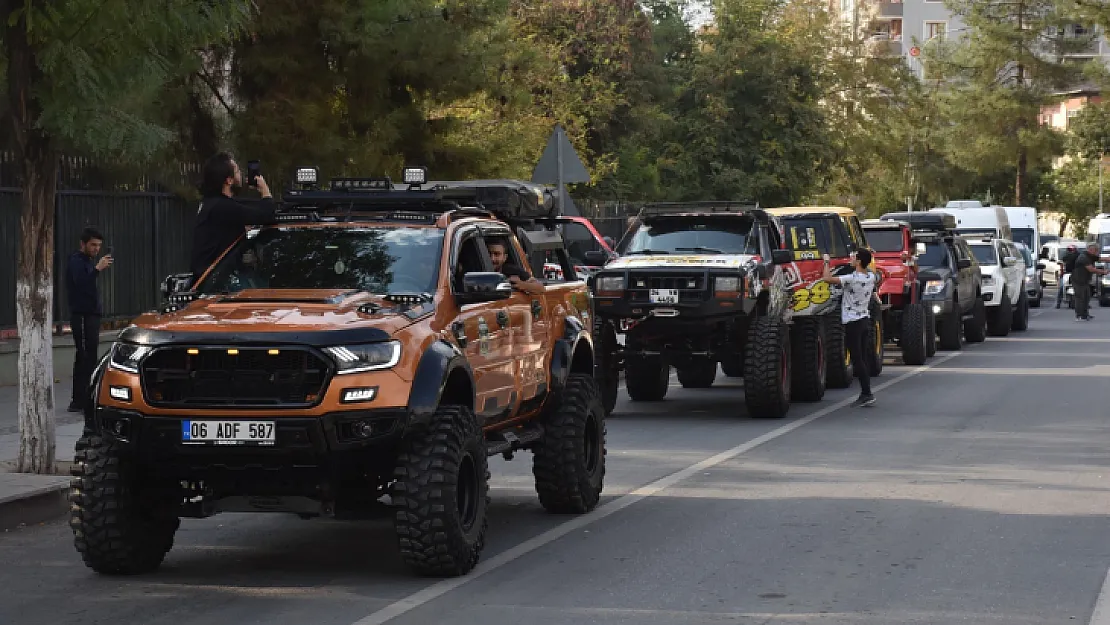 Siirt Fıstık Festivali'nde Off-Road Araçları Siirt'te Renkli Görüntüler Oluşturdu