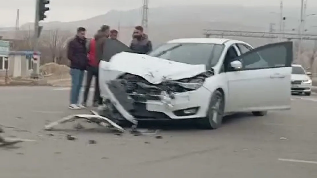 Siirt Ford Kavşağında Maddi Hasarlı Kaza