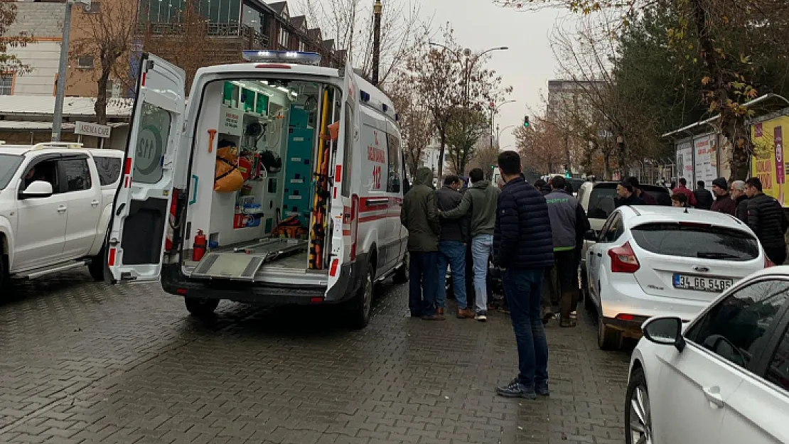 Siirt Güres Caddesinde Yolun Karşısına Geçmeye Çalışan Yayaya Otomobil Çarptı