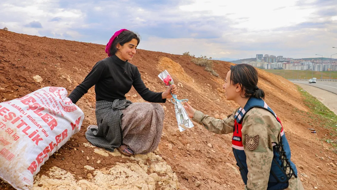 Siirt İl Jandarma Ekipleri 8 Mart Dünya Kadınlar Günü'nü Kutladı