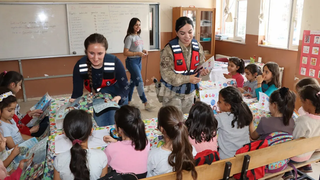 Siirt İl Jandarma Komutanlığı 11 Ekim Dünya Kız Çocukları Gününde Siirtli Minikleri Unutmadı