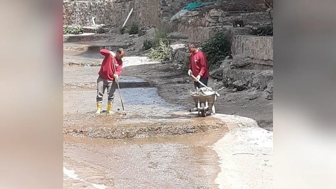 Siirt'in Baykan İlçesinde İşçiler Paçayı Sıvayıp Dereye Girdi