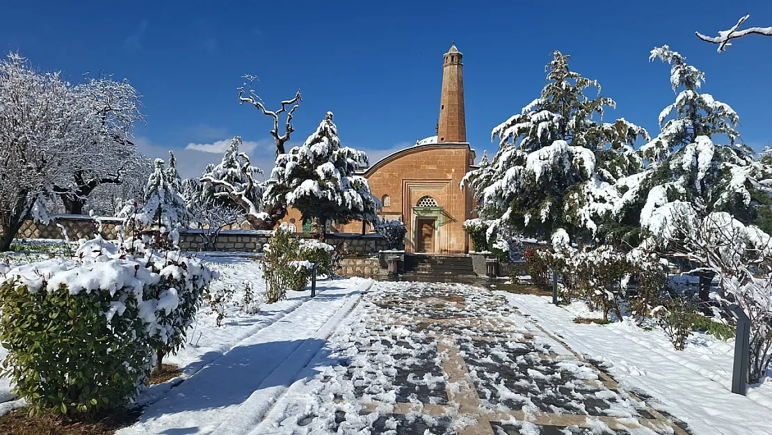 Siirt'in Evliyalar Diyarında Kartpostallık Kar Manzarası!