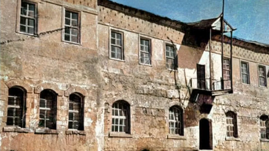 Siirt'in İlk Orta Mektep Binasının Fotoğrafları Ortaya Çıktı