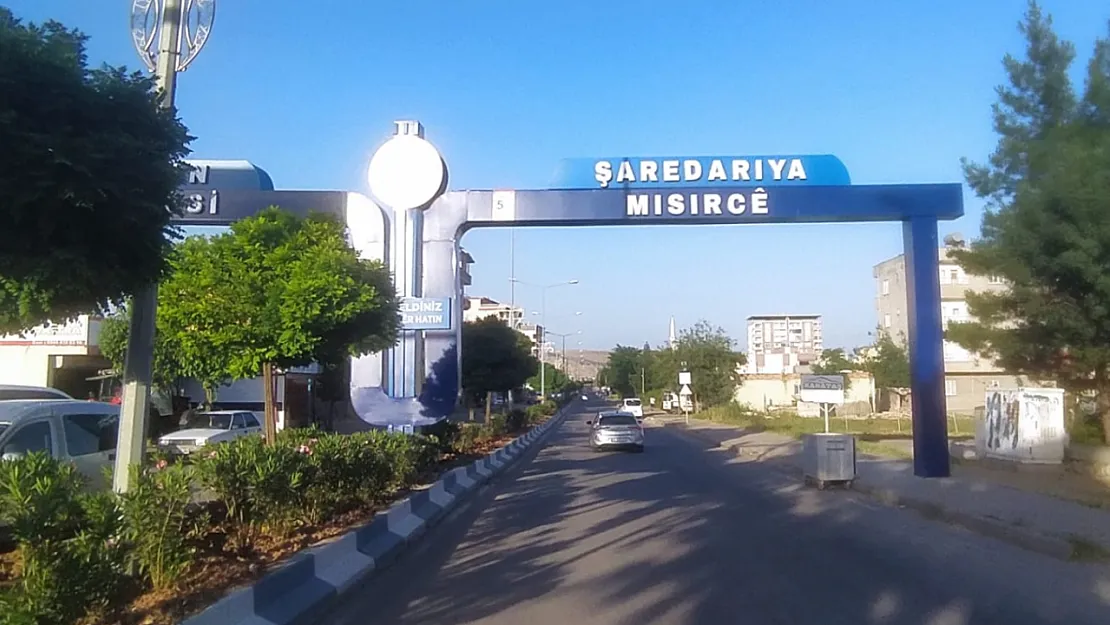 Siirt'in Kurtalan İlçesi Girişine İki Dilli Kent Tagı Montajı Tamamlandı