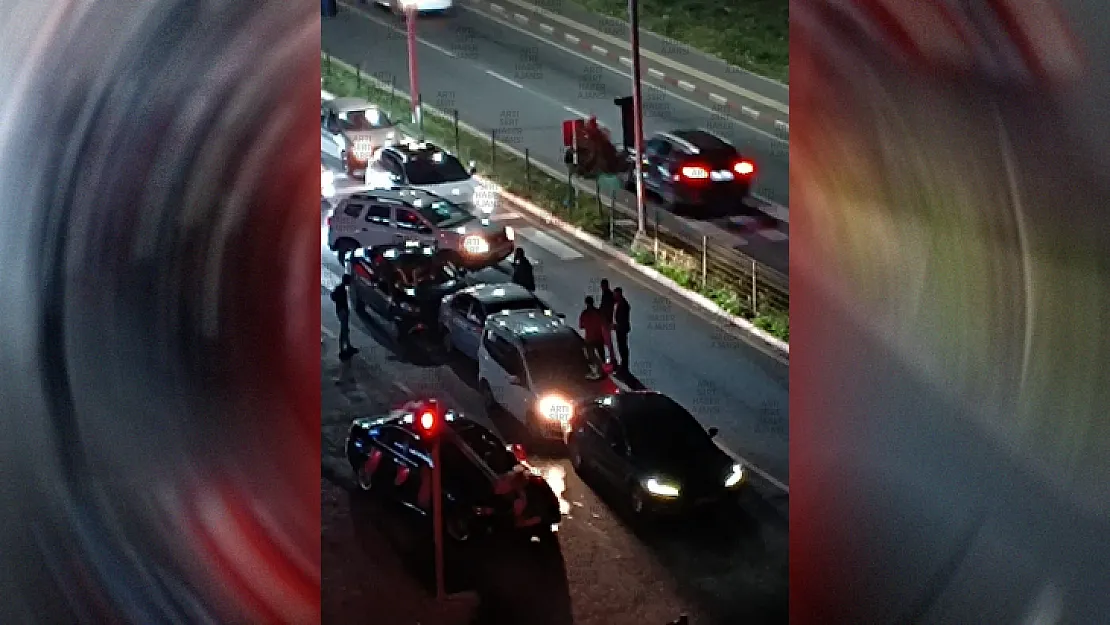 Siirt'in O Bölgesine Trafik Işıkları da Fayda Etmiyor! 4 Araç Birbirine Girdi