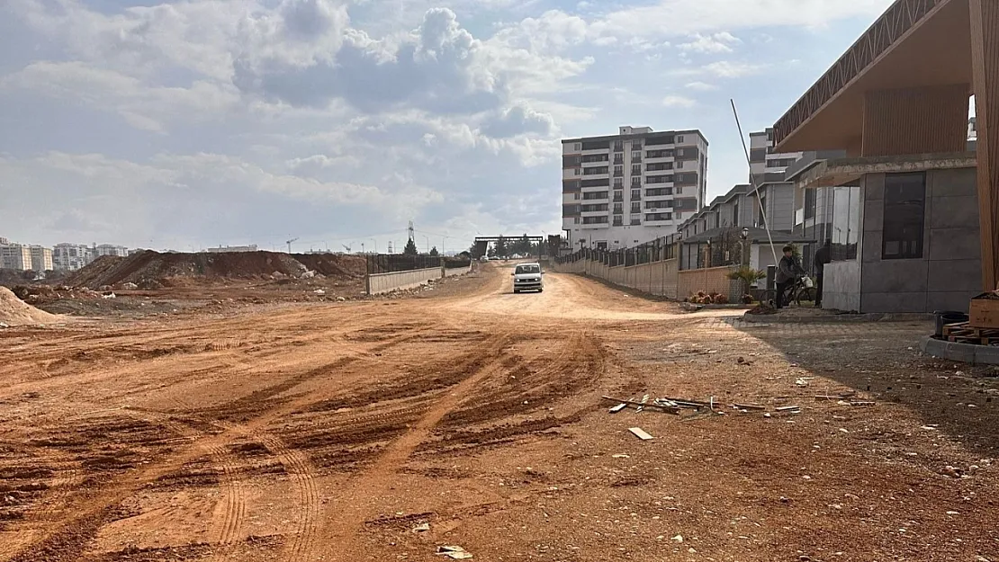 Siirt'in Yeni Mahallesi'nde Çamurlu Yol Sorunu: Sakinler Çözüm Bekliyor