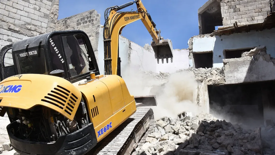 Siirt Kent Merkezinde Uyuşturucu Yuvaları Olan Metruk Binalar Yıkılıyor