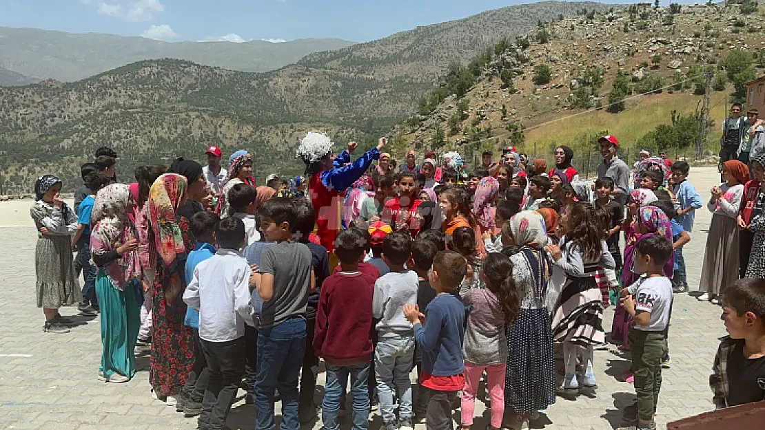 Siirt Kızılay Köy Okulundaki Öğrencileri Hem Giydirdi Hem de Eğlendirdi